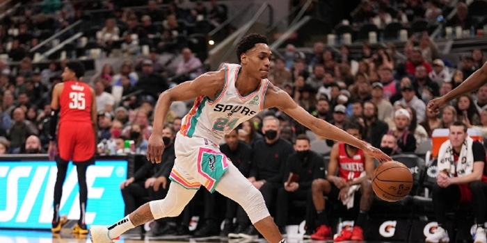  穆雷末节21分马刺逆转火箭  