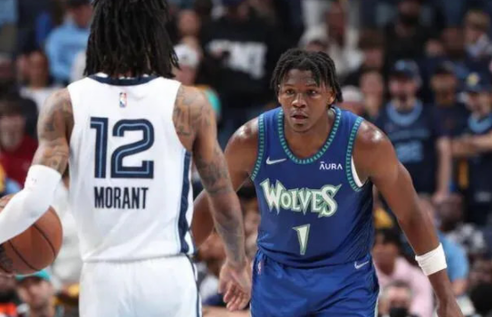  爱德华兹42分创纪录，森林狼横扫国王复仇  